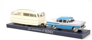 NOREVCL5712 - Voiture de 1958 couleur grise et bleue - SIMCA Vedette Chambord avec caravane Hénon