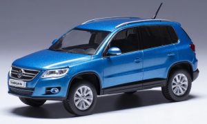 IXOCLC574 - Voiture de 2007 couleur bleu - VW Tiguan