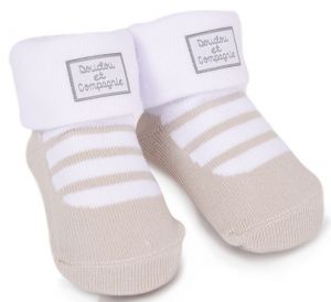 DC2726TAUPEBLANC - Chaussettes de naissance 0/6 Mois couleurs Taupe avec motif blanc de la gamme LES ACCESSOIRES DE DOUDOU