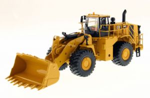 DCM85901 - CATERPILLAR 988K accompagné d'une figurine et d'une boite en métal