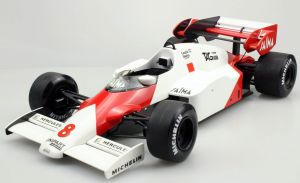 Voiture de courses Formule 1 McLAREN MP4/2 GP World Champion de 1984 du pilote Niki Lauda