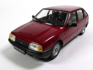 MAGPCIZ2126 - Voiture berline soviétique IZ 2126 de couleur rouge vendue en blister