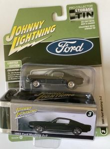 JLCT016A-C - Voiture sous blister de la série COLLECTOR TINS 2025 - FORD Mustang 2+2 1965 Noir