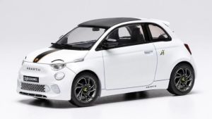 IXOMOC345 - Voiture de 2024 couleur blanche - FIAT 500e Abarth