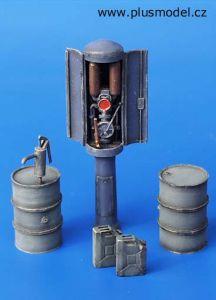 PLS056 - Ensemble type station essence avec 2 bidons et 2 jerricans à assembler et à peindre pour maquette