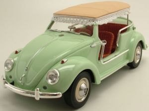 SCH080 - Voiture découvrable VOLKSWAGEN Beetle Jolly couleur verte modèle en résine