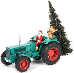 Tracteur HANOMAG conduit par le Père Noël transportant un sapin