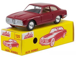 Voiture berline  ALFA ROMEO 2600S de 1963 de couleur rouge