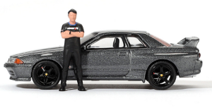 MGT00869-R - Voiture de couleur grise – NISSAN Skyline GT-R R32 Nismo Gunmetal avec figurine T.MATSUDA