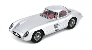 SCH18U00069 - Voiture de 1955 de couleur argent - MERCEDES BENZ 300 SLR Uhlenhaut Coupé