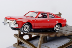 MMX79822 - Voiture de 1974 de couleur rouge - AMC Hornet James BOND L'homme au pistolet d'or