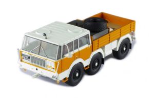 Camion de 1968 couleur orange et blanc – TATRA 813 8x8