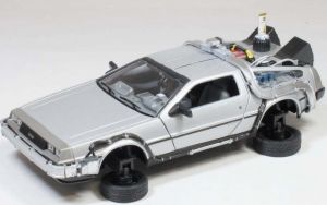 WEL22441FV-GW - Voiture du film Retour vers le Futur 2 DELOREAN DMC12 version volante