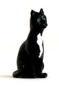 Chat assis en miniature de couleur noir