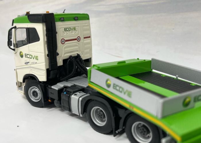 Camion avec porte engins du transporteur ECOVIE – VOLVO FH4
