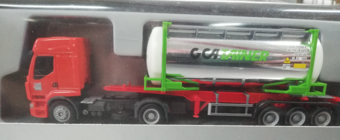 Grand Camion-citerne Jaune Sur Les Routes D'europe Image stock - Image