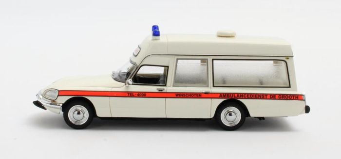 MATRIX SCALE MODELS, CITROEN DS21 visser Ambulance 1975
