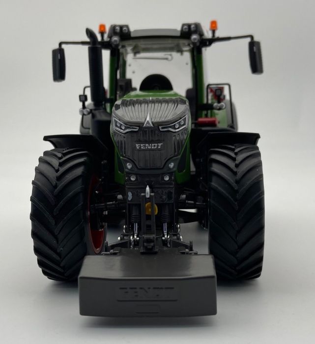 Tracteur roues jumelées FENDT 1050 avec une échelle de 1/87 conçu par