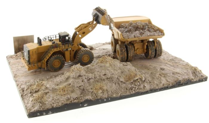 CATERPILLAR 323F L accompagnée d'une figurine et d'une boite en métal
