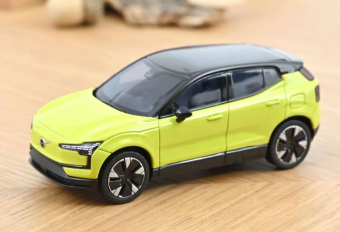 Voiture de 2024 couleur jaune - VOLVO EX30 | Marketoy