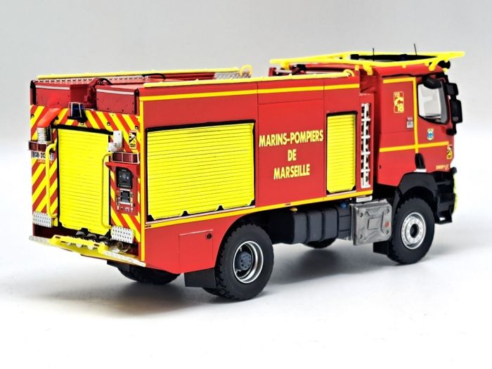 83 - Joyax (Marseille): Jeep de pompiers, avec échelles et