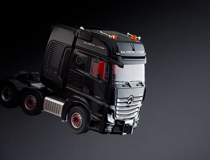 Camion 8x4 solo MERCEDES Actros Giga Space SLT couleur blanc avec une échelle de 1/50 conçu par NZG sur