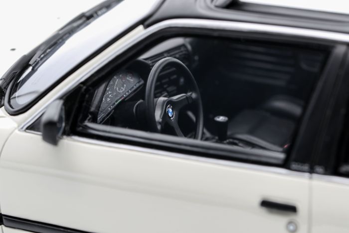 OTTOMOBILE - Voiture de 1988 couleur blanche - BMW E30 325i TC2 BAUR