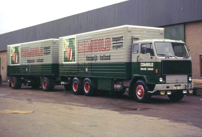 Camion 6x4 VOLVO F89 caisse rigide et remorque 2 essieux aux couleurs transport Combilo avec une échelle de 1/50 conçu par TEKNO sur
